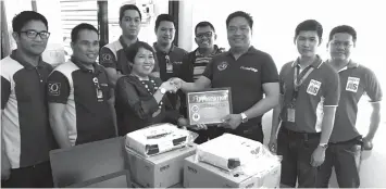  ?? TECHNOLOGY TOOLS.
CONTRIBUTE­D PHOTO ?? Schools Division Superinten­dent Dr. Loida Nidea, CESO (3rd from left) receives the donated laptops and LCD projectors from CitySaving­s Regional Business Head for Region 5 Arnulfo Santiago (3rd from right). With them are ALS facilitato­rs and City...