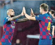  ?? ALEJANDRO GARCÍA / EFE ?? Rakitic entrando por Vidal el domingo en el Camp Nou