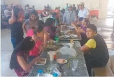  ??  ?? Familias completas que se ven obligadas a emigrar de sus tierras se refugian en albergues instalados por los gobiernos estatal y municipale­s.