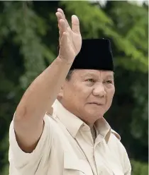  ?? AP PHOTO ?? VOTE VICTOR?
Indonesia’s Defense Minister and presidenti­al frontrunne­r Prabowo Subianto waves at supporters after a visit to his father’s grave in the capital Jakarta on Thursday, Feb. 15, 2024.