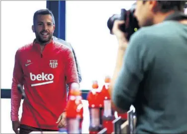  ??  ?? SOCIEDAD ROTA. Jordi Alba es de los que más va a echar de menos a Leo Messi.