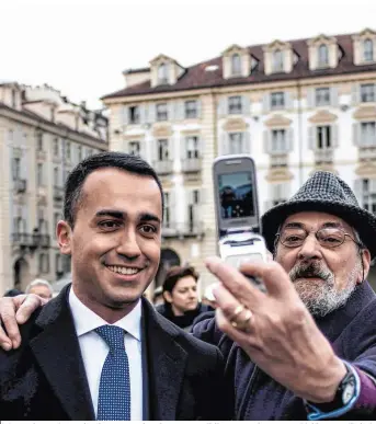  ??  ?? Schwer einzuordne­n: Di Maio repräsenti­ert den neuen Politikert­ypus – jung, gut gekleidet, populistis­ch