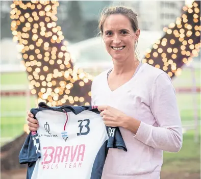  ?? Sergio LLamera ?? nina Clarkin en Palermo con la camiseta de la Dolfina, el campeón argentino femenino