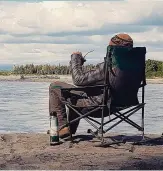  ??  ?? En Alaska son un poco más permisivos en cuanto a los lugares para acampar sin pagar. La costa del río Susitna fue uno de ellos.