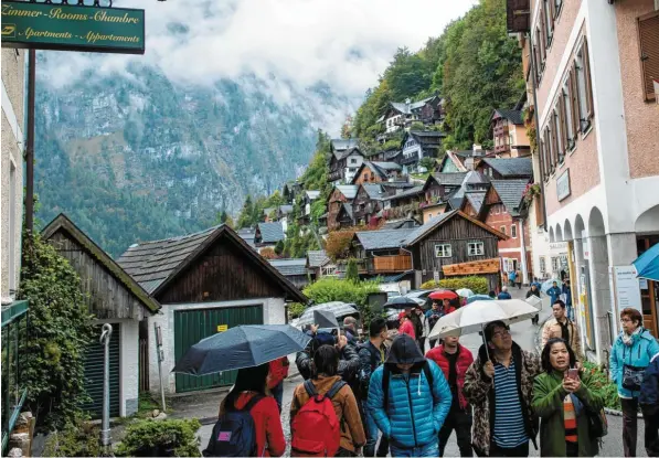  ?? Foto: Christian Bruna, dpa ?? Asiaten lieben Hallstatt: Das Dorf, das Unesco-Weltkultur­erbe ist, ist für viele eine Station auf ihrer Europa-Tour.