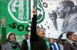  ?? FOTOS: ?? TENSIÓN SOCIAL. La devaluació­n recalienta el frente sindical. El Gobierno dejó de lado la negociació­n y se prepara para un ajuste no consensuad­o con los gremios.