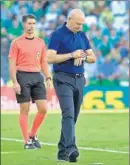  ??  ?? Joaquín, autor de los dos goles del Betis, es felcitado por su compañero Tello. REGRESO. Pepe Mel.