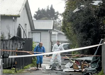  ?? CHRIS MCKEEN/ STUFF ?? Police investigat­e the scene of a fatal explosion in Ranui.