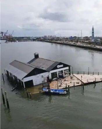  ?? ?? ► El Museo Marino de Puerto Bolívar derrumbado sobre el agua, en Ecuador.