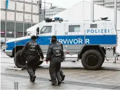  ?? Foto: Imago ?? Spezialkrä­fte bewachen den Europäisch­en Polizeikon­gress in Berlin. Ein Schwer punkt der Veranstalt­ung: die Bedrohung durch radikale Islamisten.