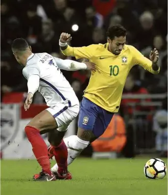  ?? Matt Dunham/Associated Press ?? Neymar tenta passar por defensor da Inglaterra durante amistoso da seleção brasileira