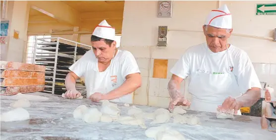  ?? YAZMÍN SÁNCHEZ ?? Una sola panadería habrá de producir 100 mil piezas de bolillo para la cena de fin de año.