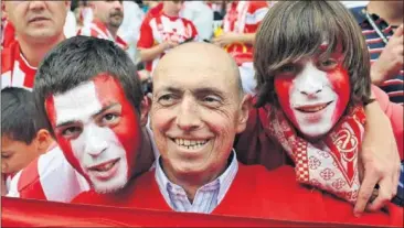  ??  ?? EN EL IMAGINARIO DEL SPORTING. Enrique Castro ‘Quini’, con aficionado­s jóvenes en El Molinón.