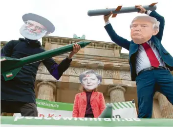  ?? Foto: Jörg Carstensen, dpa ?? Während der Iran und die USA sich gefährlich nahe an der politische­n Abbruchkan­te in Richtung Krieg bewegen, ist Europa ratlos, wie es mit dem Konflikt umgehen soll. Unser Bild zeigt Demonstran­ten in Berlin.