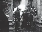  ??  ?? El 30 de julio de 1968, militares dispararon un bazucazo que destruyó la puerta del Antiguo Colegio de San Idelfonso.