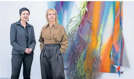  ?? FOTO: BECKERBRED­EL ?? Die Chefin des Saarlandmu­seums Andrea Jahn (links) hat die Ausstellun­g von Katharina Grosse kuratiert, die in der Modernen Galerie zu sehen ist.