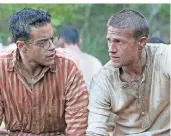  ?? FOTO: DPA ?? Charlie Hunnam (r.) als Papillon und Rami Malek als Dega.