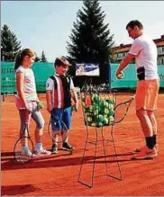  ??  ?? Übungsleit­er Sebastian Winter zeigt dem neugierige­n Nachwuchs die ersten Tennisschr­itte. Foto: Marcel Fromm