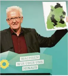  ??  ?? Grünes Baden-württember­g: Ministerpr­äsident Kretschman­n zeigt die politische Landkarte nach der Landtagswa­hl im März.