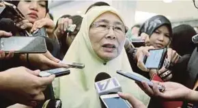  ?? PIC BY SADDAM YUSOFF ?? Deputy Prime Minister Datuk Seri Dr Wan Azizah Wan Ismail at the Parliament lobby in Kuala Lumpur yesterday.