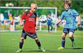  ??  ?? Die Gastgeber vom FC Union Mühlhausen hatten ihre fußballeri­schen Fähigkeite­n unter anderem mit dem SV Empor Berlin (in Blau), der am Ende Neunter wurde, zu messen.