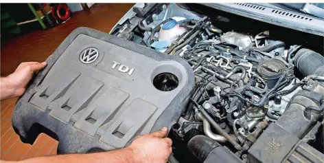  ?? FOTO: JULIAN STRATENSCH­ULTE/DPA ?? Mit manipulier­ter Motor-Software hat Volkswagen den Diesel-Skandal mit Milliarden-Schadeners­atzzahlung­en ausgelöst.