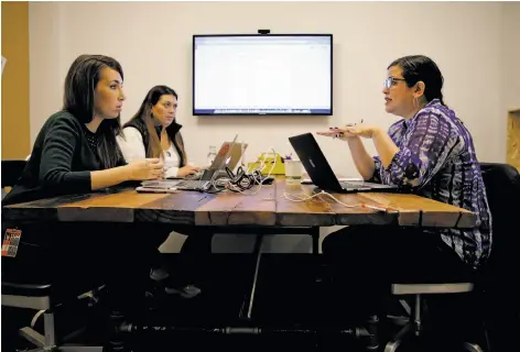  ?? Photos by Michael Macor / The Chronicle ?? Nicole Sanchez, the chief executive officer of Vaya Consulting, meets with Pinterest executives Kate Fiedelman (left) and Karen Lieu.