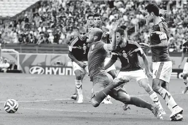  ??  ?? ACTORAZO. Arjen Robben, fue el ‘actor’ de aquel penal marcado, que tampoco justifica la eliminació­n de México del Mundial 2014.