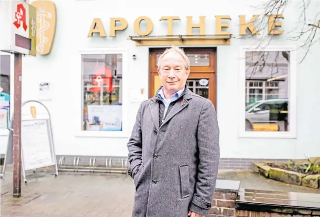  ?? Foto: Andre Schneider ?? Michael Künsebeck aus Halle hat das Gebäude gekauft, in dem die Zieglersch­e Apotheke untergebra­cht ist. Er hat moderne Ideen für das alte Gemäuer.