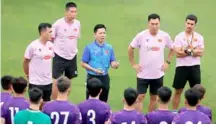  ?? VNA/VNS Photo Minh Quyết ?? THE FORCE IS STRONG: Coach Hoàng Anh Tuấn speaks to his Việt Nam U23 team in training.