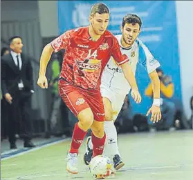  ?? FOTO: LNFS ?? Fernando, jugador de ElPozo Murcia, ante Mario, de Catgas Energía