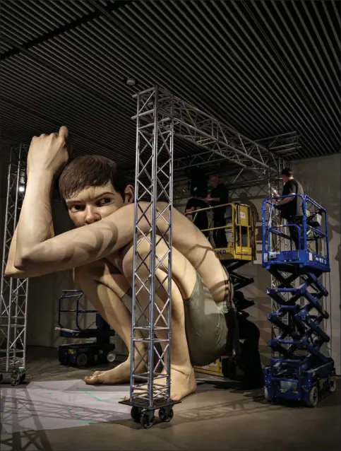  ?? ?? "Boy" skal stå under et loft, som klemmer ham lidt, mener hans skaber, kunstneren Ron Mueck. Foto: Mads Smidstrup