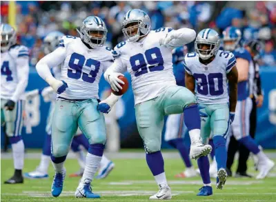  ??  ?? Antwaun Woods (99), tackle defensivo de Dallas, celebra una intercepci­ón ante los Giants, el pasado domingo.