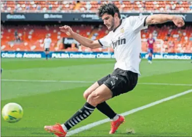  ??  ?? Gonçalo Guedes, en una acción de un partido del Valencia en el estadio de Mestalla.