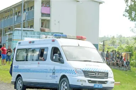  ?? Photo: Ronald Kumar ?? Police make arrests in the latest brawl incident involving youths from the Mead Rd housing and Nabua Village on October 4, 2021.