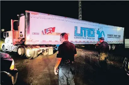  ?? ULISES RUIZ / AFP ?? El camió refrigerat que guardava els cossos, custodiat per agents de seguretat a Guadalajar­a