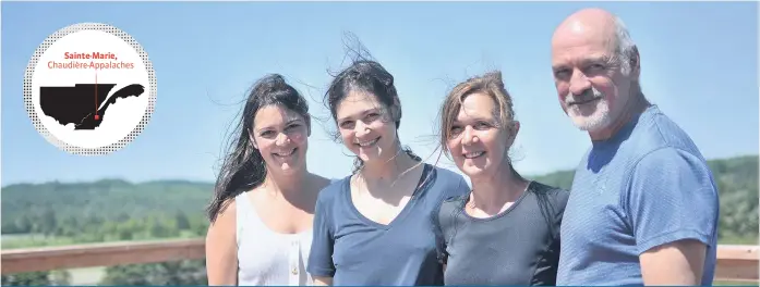  ??  ?? Les soeurs Josée et Anne Marcoux ainsi que leurs parents Sylvie Ferland et Alain Marcoux forment les deux génération­s de propriétai­res de la Bleuetière Marland, de Sainte-Marie en Beauce.