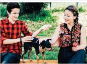  ??  ?? Sibora Halili und Josef Pucher haben vor zwei Jahren gemeinsam „Hundelieb“gegründet