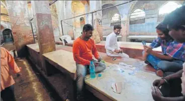  ?? ASHOK DUTTA/HT PHOTO ?? Vendors play cards at a meat selling outlet in Qaiserbagh as they had no work in wake of the strike.