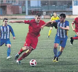  ?? FOTO: MIREYA LÓPEZ ?? Decisivo Orozko intenta avanzar con balón en el partido ante la Cultural