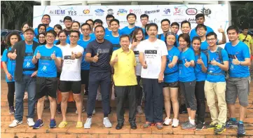  ??  ?? Dr Sim (centre) flanked by Haidel on his right, in a photo call with some of the runners .