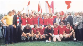  ?? FOTO: HORSTMÜLLE­R ?? Fortunas Mannschaft nach dem deutschen Amateur-Meistertit­el im Juni 1977 in Sandhausen.