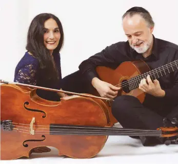  ?? FOTO: VERANSTALT­ER ?? Ein musikalisc­hes Duo: Ariana Burstein (Cello) und Roberto Legnani (Gitarre).