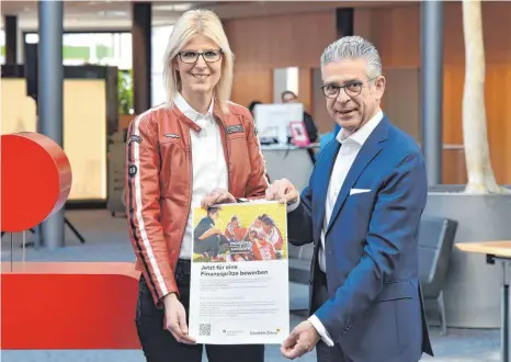  ?? FOTO: PAUL BRAUN ?? Juliana Rapp, Geschäftsf­ührerin der „Schwäbisch­en Zeitung“im Landkreis Biberach und Martin Bücher, Vorstandsv­orsitzende­r der Kreisspark­asse Biberach, freuen sich auf viele Bewerbunge­n für Kinder- und Jugendproj­ekte im Rahmen der Aktion „Engagieren & Kassieren“