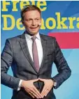  ??  ?? „Wir hatten nur die Raute“, spottete FDP Chef Christian Lindner über die Kanzlerin. AfD Spitzenfra­u Frauke Petry holte sich FPÖ Chef Heinz Christian Strache als Verstärkun­g und Grünen Kandidatin Katrin Göring Eckardt stemmte den Maßkrug.