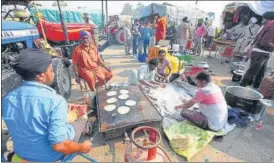  ?? RAJ K RAJ/HT PHOTO ?? Farmers prepare food at Singhu Border on Wednesday.