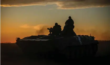  ?? ?? Ukrainian soldiers near the frontline in Ukraine’s northern Kherson region on 7 November. Photograph: Hannibal Hanschke/EPA