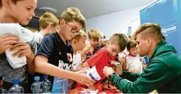  ?? Foto: Marcus Merk ?? Autogramme und Selfies: Florian Niederlech­ner war ein gefragter Mann bei den jüngeren Fans. Der FCA-Profi trug zu einem äußerst gelungenen Abend in Horgau bei.