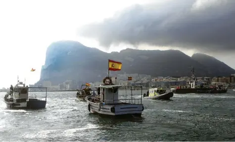  ?? Foto: A. Carrasco Ragel, dpa ?? Spanier und Briten beanspruch­en Gibraltar mit dem markanten Felsen für sich. Der Streit dauert schon mehr als 300 Jahre. Die Regierung in Madrid will verhindern, dass mit dem Brexit-Vertrag durch ein Hintertürc­hen Fakten geschaffen werden.