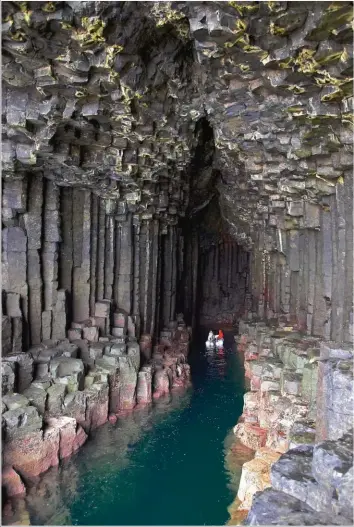  ??  ?? Toute proche de Mull, la petite île de Staffa, célèbre pour ses orgues basaltique­s, offre la possibilit­é de découvrir ses grottes sous-marines à explorer en annexe.